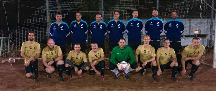 Die Mannschaft beim letzten Spiel gegen Münstermaifeld in neuen Trikots und neuen Trainingsanzügen.Privat