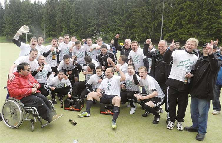 Die Mannschaft bejubelt in Oberwinter den Aufstieg in die Rheinlandliga.privat