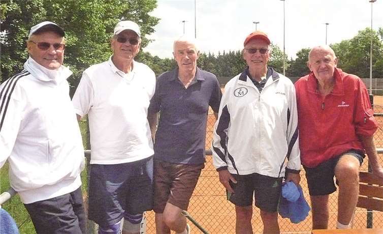 Die Mannschaft der „1. Herren 70“ des „Tennis-Club Blau-Weiß Meckenheim“ mit den Spielern (v.l.): Peter Keidel, Reinhart Dietrich, Wolfgang Wenzel, Sigi Kunas, Mathias Rütt. privat