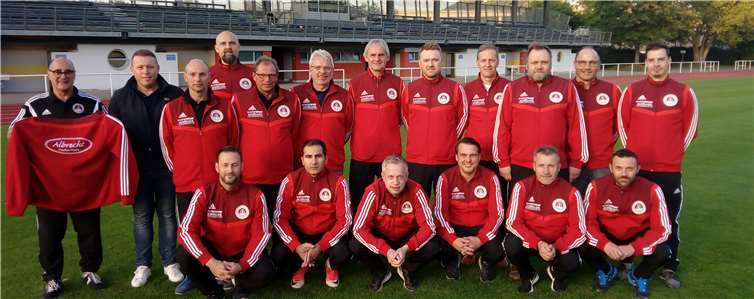 Die Mannschaft der Alten Herren II Bad Neuenahr bedankt sich bei Horst Albrecht (2.v.li.).Foto: privat