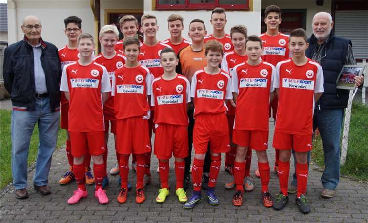 Die Mannschaft der C1-Junioren in den neuen Spieltrikots zusammen mit den Sponsoren Herrn Durst und Herrn Kalter.