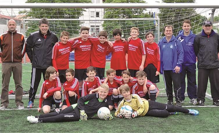 Die Mannschaft der D1-Jugend SG Rheindörfer (stehend v.li.): Co-Trainer Marco Jost, Trainer Karl Dott, Marvin Jüngling, Marvin Reif, Lukas Dott, David Guhl, Joshua Günthner, Miguel Hobby, Co-Trainer Ingo Janssen, Co-Trainer Justin Reif, Torwart-Trainer Harry Brück (sitzend): Leon Janssen, Luca Jost, Joey Günther, Vladi Bekker, Mario Curic, Dorian Käfer, Torwart Lukas Oster, Torwart Murat Genc. Es fehlte: Niklas Kirsch.