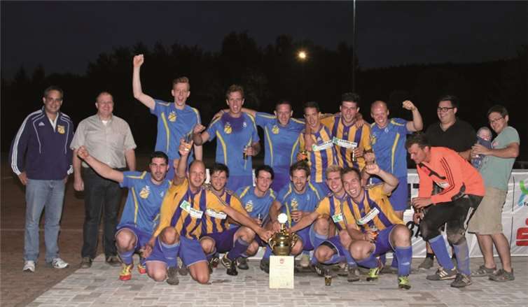 Die Mannschaft der DJK Müllenbach feierte ihren Erfolg beim Fußballturnier bis tief in die Nacht.privat