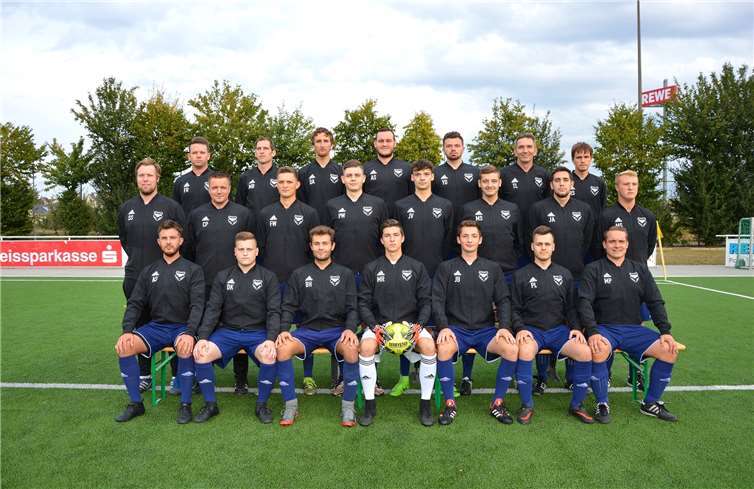 Die Mannschaft der DJK Plaidt II trägt stolz die neuen Präsentationsjacken.privat