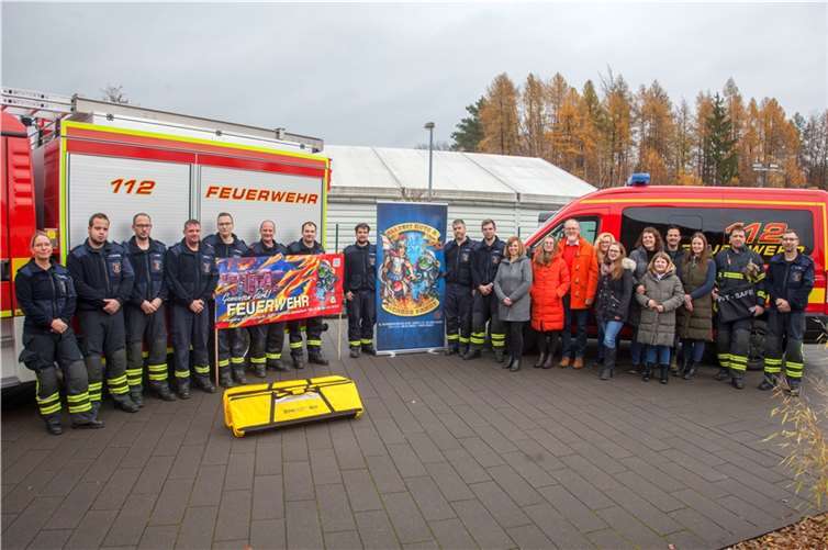 Die Mannschaft der Feuerwehr Oberdreis mit dem Team von ERW  Foto: Feuerwehr VG Puderbach/Wolfgang Tischler