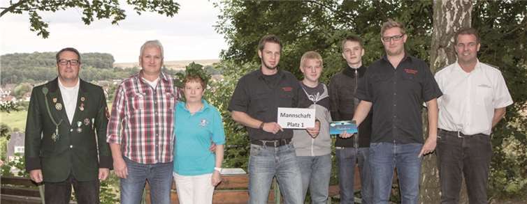 Die Mannschaft der Freiwilligen Feuerwehr Bassenheim hat sich bei den Dorfmeisterschaften den Gutschein für eine Brauereibesichtigung gesichert.  privat