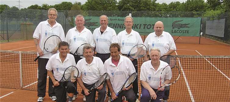 Die Mannschaft der Herren 65: Von links stehend: Uwe Brakemeier, Detlev Dück, Ottwin Windheuser, Alfred Kimmel und Wolfgang Kohlhaas; kniend Korbinian Leinz, Günther Kurdek, Rainer Faber und Norbert Seidel. privat