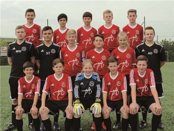 Die Mannschaft der JSG Maifeld D IV Saison 2014/15 (hintere Reihe v.l.): Pascal Horst, Matthias Kries, Nils Curdt, Simon Ney und Luca van Doornick, (mittlere Reihe v.l.): Trainer Markus Weidung, Assistenztrainer Sven Stock, Julien Richard, Yannik Steuer, Carolin Becker und Assistenztrainer Alexander Dück, (vordere Reihe v.l.): Felix Frieb Preis, Janis Reutelsterz, Sophie Ney, Felix Leber und Maximilian Krechel. privat