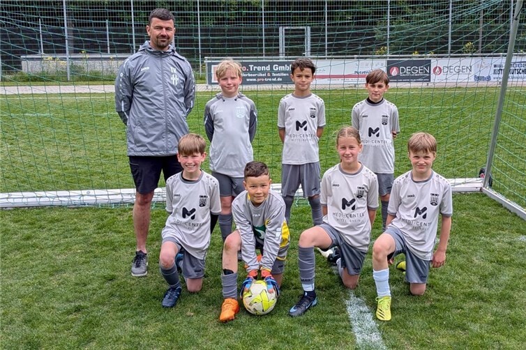 Die Mannschaft der JSG Nickenich/Eich/Kell E3 nach dem Spiel gegen Berg-Freisheim: hinten v.l. Trainer Thomas Herbst, Till Hahn, Noah Mosen, Enno Lange, vorne v.l. David Nonn, Jannis Bour (TW), Romy Schmitz, Luke Pfeiffer