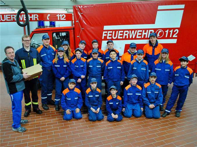 Die Mannschaft der Jugendfeuerwehr freut sich über die neuen Cappys.privat