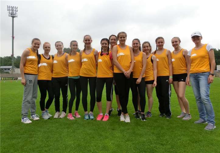 Die Mannschaft der Mädchen WK II: (Von links) Katinka Schink, Laura Bertram, Caroline Jüngermann, Sophia Schnur, Gina-Marie Puderbach, Anya Leister, Kristina Lung, Sophia Spitzley, Victoria Buhr, Amelie Kicherer, Corinne Törper, Marie Thelen und Sportlehrerin Frau Birgit Schmelter.