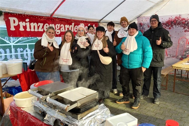 Die Mannschaft der Polcher Prinzengarde verwöhnte die Marktbesucher mit frisch gebackenen Waffeln.Fotos: TE