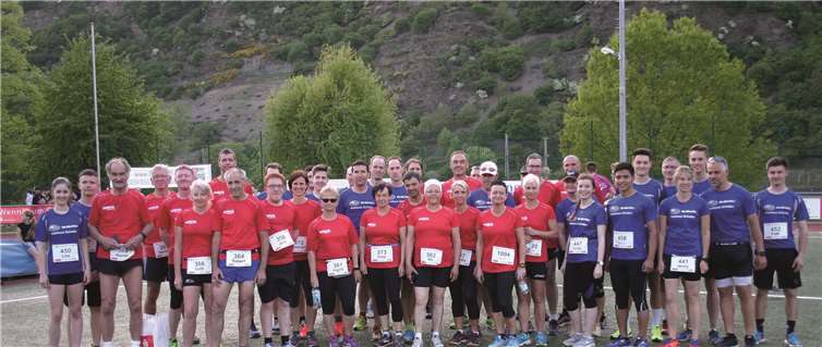 Die Mannschaft der Rewe:XL Hundertmark mit der Siegermannschaft des Autohauses Subaru.privat