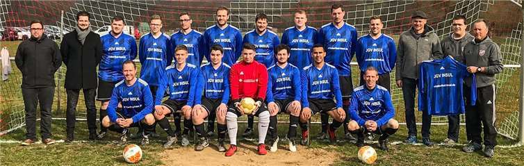 Die Mannschaft der SG Ahrtal II ist erfreut über die neuen Trikots vom Sponsor des JGV Insul. Foto: privat