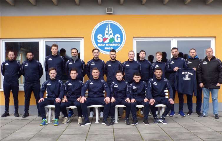 Die Mannschaft der SG Bad Breisig wurde mit neuen Trainingsanzügen ausgestattet.privat