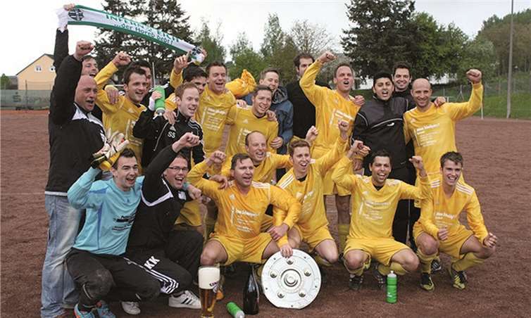 Die Mannschaft der SG Eich/Nickenich/Kell II freut sich über die Meisterschaft und den damit einhergehenden Aufstieg in die Kreisliga B. privat