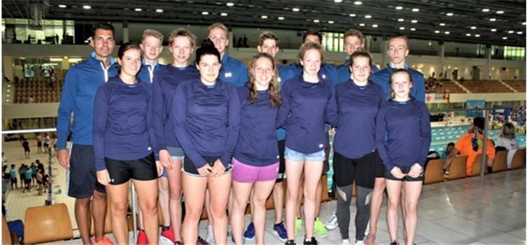 Die Mannschaft der SG WAGO 1950 e. v. in der Schwimmhalle im Europapark Berlin. Privat