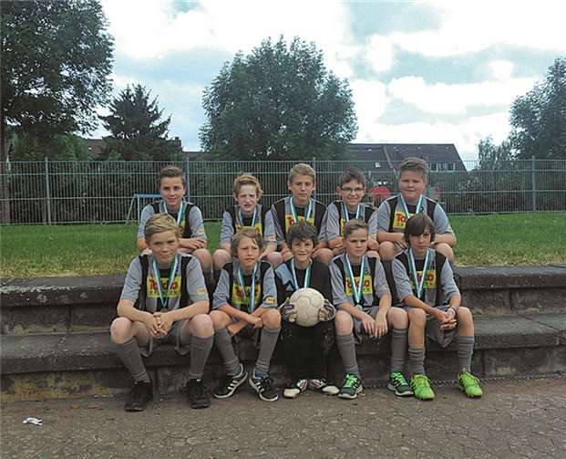 Die Mannschaft der SGL Heimersheim-II umjubelte ihren Medaillenempfang. privat