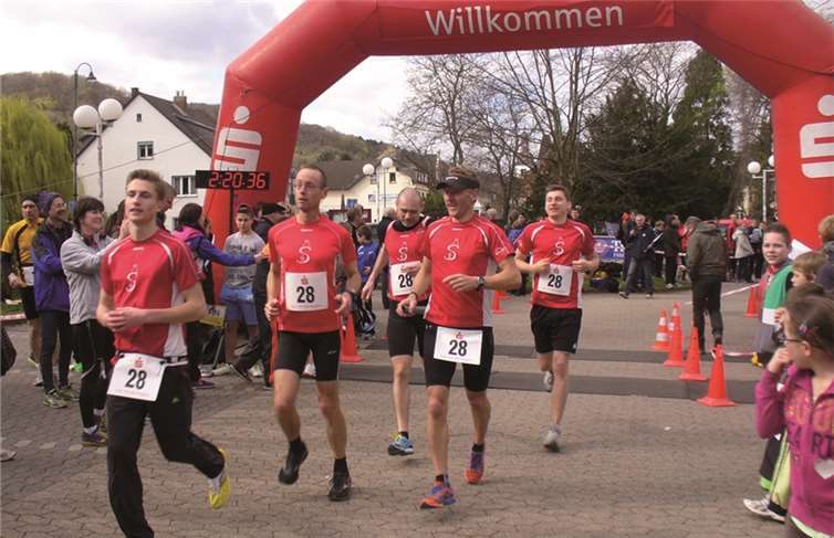 Die Mannschaft der Selbstläufer (von links): Hannes Frings, Daniel Kannapinn, Jochen Kümpel, Jürgen Otto und Nils Fuhrmann (es fehlt Startläuferin Cassandra Vorwig). Privat