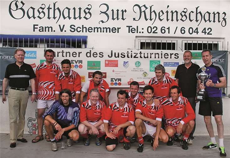 Die Mannschaft der Sportgemeinschaft Koblenzer Juristen freute sich über den Turniersieg.privat