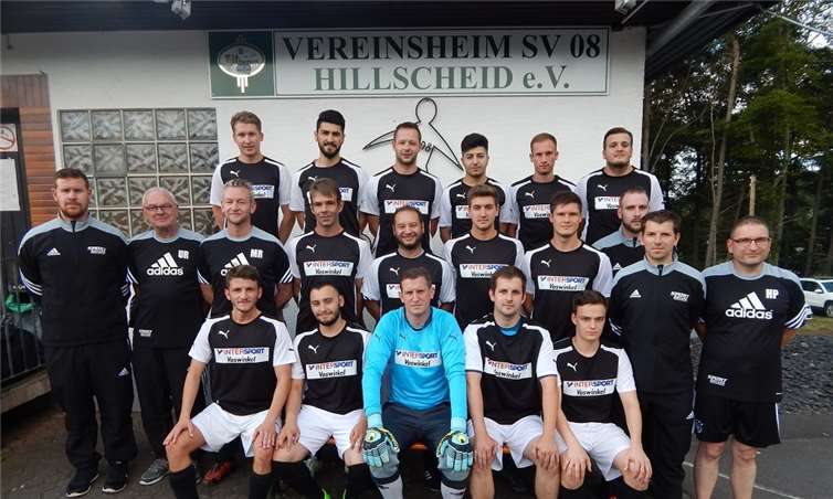 Die Mannschaft der Stunde im Kreis Koblenz ist der SV Hillscheid. Seit fast einem halben Jahr blieb das Team aus dem Kannenbäckerland ungeschlagen. Hintere Reihe von links nach.rechts: Marius Landau, Ibrahim Ural, Markus Schultheis, Yasin Polat, Lukas Christmann, Marcel Cabric. Mittlere Reihe: Klaus Breiden, Co-Trainer Uwe Reise,Trainer Marco Reise, Michael Kleudgen, Engin Uzun, Jan Steffens, Arndt Steffens, Thorsten Görg, Joachim Bernd, Betreuer Hans Peter Flick. Vordere Reihe: Nedim Asan, Ali Sari, Jens Weber, Thomas Klecz, Simon Portugall. Foto: TH