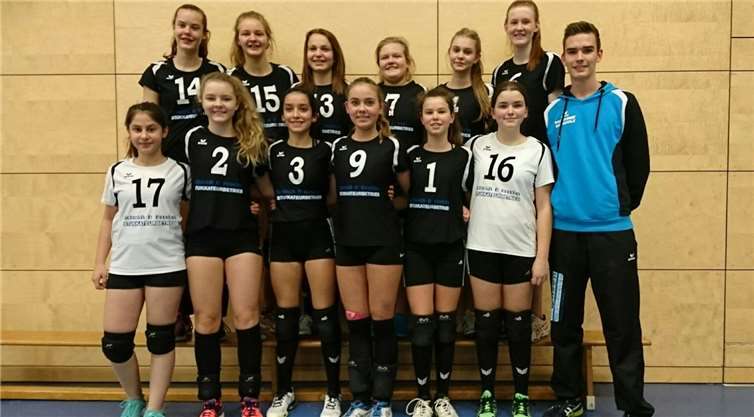 Die Mannschaft der U18 hinten v.li.n.re.: Luise Regenstein, Emmy Hellinger, Melina Kadiric, Nicole Lehn, Carla D’Agostino, Lisa Spindler, vorne v.li.n.re.: Rükiye Akintürk, Vivien Schuster, Pia Campos Meurer, Michelle Husmann, Julena Baun, Thea Monzen und Fabian Mohr.