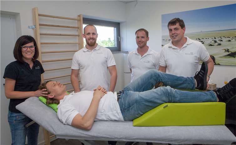 Die Mannschaft der dmt. Physiotherapie in Gelsdorf freut sich schon auf die Patienten (v.l.): Kathrin Carnot, Christopher Röhrig, Tino Schulz, Dennis Clemens und auf der Liege Matthias Kunert. Fotos: -JOST-