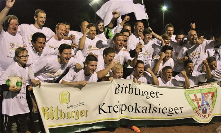 Die Mannschaft des ESV Kreuzberg nach dem Erfolg im Kreispokal. privat