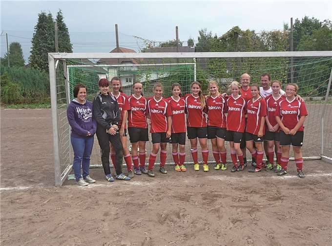 Die Mannschaft des FC Niederdürenbach ist froh über die drei Punkte. privat