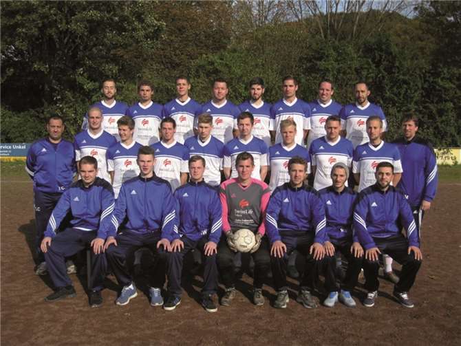 Die Mannschaft des FC Unkel 80 mit (hinten von links) Sven Wagener, Oliver vorn Hüls, Niklas Kenn, Manuel Thür, Severin Wallek, Daniel Krupp, Daniel Palm und Alkan Öksüz. Mitte von links: Trainer Lorenzo Carbone, Bastian Lindlohr, Paul Lemke, Jonas Witten, Marvin Bäcker, Korbinian Wester, Peter Mirkes, Carsten Plank, Oliver Wagener und Betreuer Frank Menze. Vorn von links: Felix Knapheide, Filip Eres, Thomas Walbröhl, Malte Dommermuth, Stefan Krupp, Raphael Sieger und Marcel El-Khalil.privat