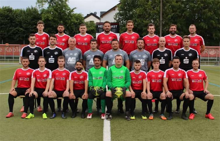 Die Mannschaft des FV Rübenach: Lars Düpper, Marcello Dreher-Reinhardt, Patrick Schmitz, Kushtrim Zuka, Noah Quirin, Karol Obrebski, Johannes Stenz, Kevin Schenk (oben, v. l.), Jan Kölzer, Fabian Köhler, Trainer Dietmar Bartsch, Trainer Benedikt Lauer, Sportlicher Leiter Markus Mannebach, Betreuer Shkumbim Zuka, Daniel Geisen, Sascha Alsbach (Mitte, v. l.), Yasar Yüksel, Pascal Tillmanns, Alexander Fischer, Dogan Cevik, Nijat Afghan, Veseljko Teklic, Heinrich Dams, Bob Busch, Mikel Sinerius und Giovanni Rago (unten, v. l.). Foto: FV Rübenach