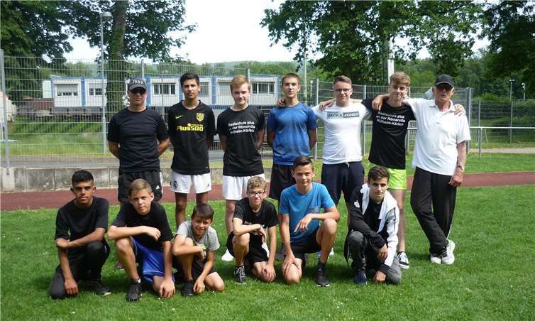 Die Mannschaft des Regionalmeister WK III: (stehend von links nach rechts): Harald Reif, Pejmann Mirzai, Lukas Schui, Victor Wagner, Enrico Auras, Collin Kremer und Peter Reif; (kniend von links nach rechts): Mouhammad Alabed, Tyler Schweda, Emilio Scherbarth, Leon Kuppert, Cedric Dölle und Shefqet Ramadani; Es fehlt: Denis Kuqi.Foto: privat