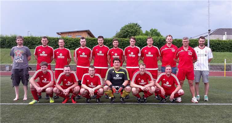 Die Mannschaft des SC Niederzissen: (v.l.) hinten: Alexander Pütz, Simon Leiß, Axel Kraus, Enrico Heinrich, Dominik Doll, Yannick Grahl, Steffen Hammelmann, Bernd Hartung, Yannick Leon Kardeis, Trainer Mario van Elkan und Christian Reuter; vorne: Philipp Dedenbach, Martin Schmitt, Michael Haas, Fabian Degen, Matthias Gros und Florian Schneider. Privat