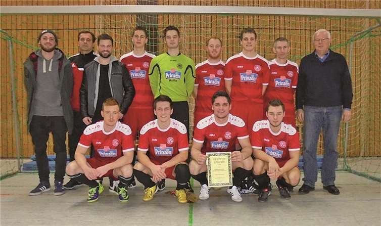 Die Mannschaft des SG Maifeld I, oben v. l.: Domenic Kranz, Arnd Rüber (Trainer), Vincent Bast, Max Groiss, Nico Daheim, Simon Mayer, Jan Tullius, Bernd Pauly (Spielertrainer), Anton Reiter (VG Maifeld); unten v. l.: Daniel Gersabeck, Björn Gilles, Pepe Berishaj, Bernd Steffes).privat