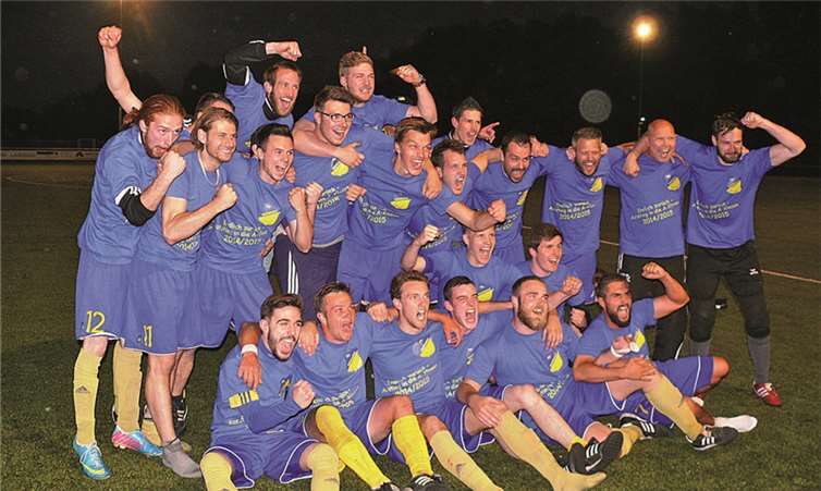 Die Mannschaft des SV Blau-Gelb Dernau nach dem Erfolg gegen Mayen.R. Schmitt