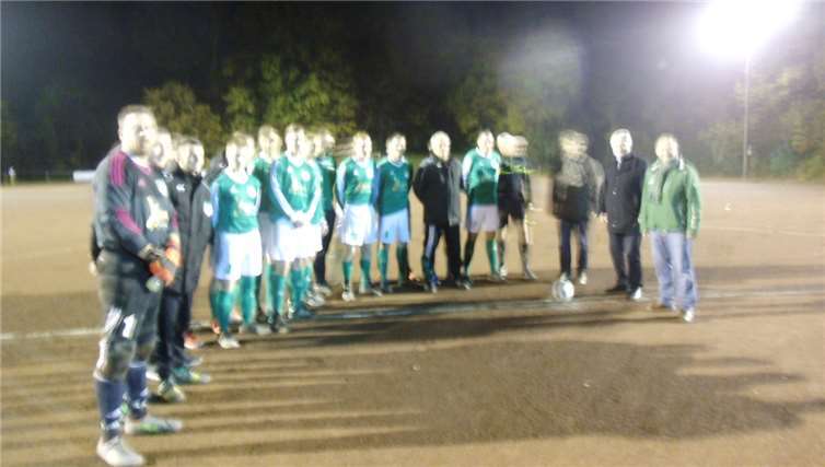 Die Mannschaft des SV Leubsdorf auf dem sanierten Sportplatz. privat