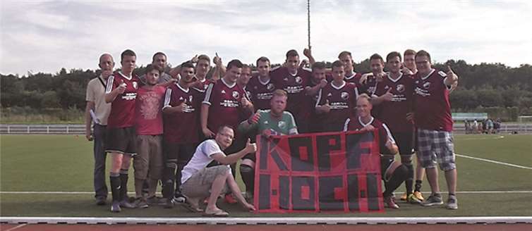 Die Mannschaft des SV Rot Weiß Queckenberg grüßt Trainer Daniel Abeling und Betreuer Charly Nazarek. privat