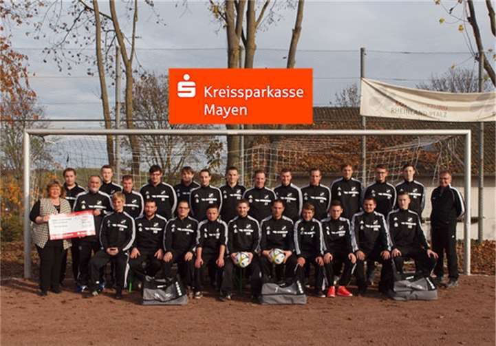 Die Mannschaft des SV Ruitsch-Kerben mit Frau Blotzki,Trainer H.-G. Ziesemer, Betreuern K.-H. Lang., G. Sikorski und Vorsitzendem Chr. Frank in ihren neuen Trainingsanzügen.Günter Schnitzler