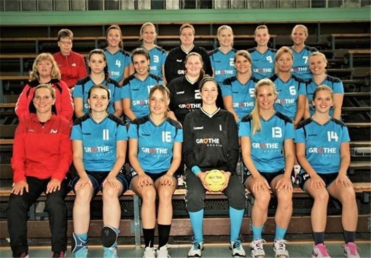 Die Mannschaft des TV Engers mit Trainerin, Co-Trainerin und Betreuerinprivat