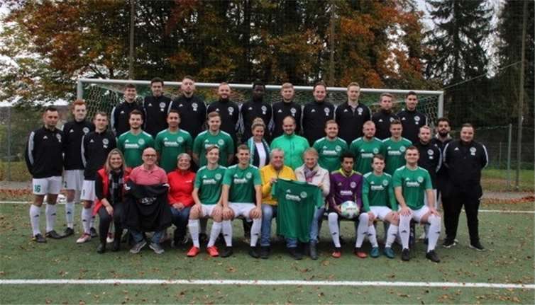 Die Mannschaft des TuS Oberwinter II erhielt neue Outfits. Im anschließenden Spiel siegte sie mit 9:0.Foto: Privat