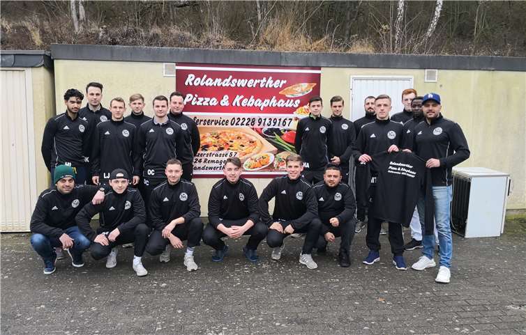 Die Mannschaft des TuS Oberwinter II mit den neuen Aufwärmpullis.Foto: privat