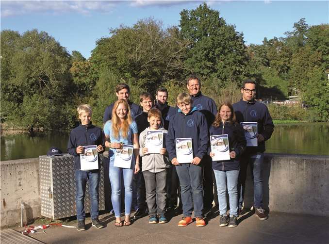 Die Mannschaft des VfL Brohl freut sich über ihren erfolgreichen Saisonabschluss. privat