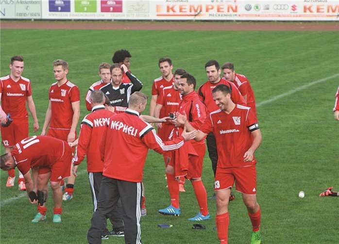 Die Mannschaft des VfL lässt sich als neuer Tabellenführer feiern. privat