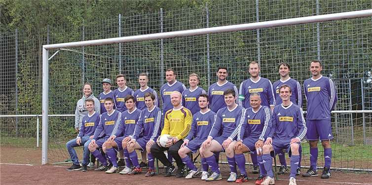 Die Mannschaft des VfR Waldorf präsentierte sich vor dem Spiel gegen den SC Sinzig in neuen Trikots.WK