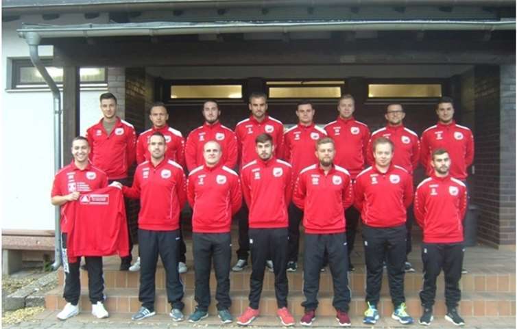 Die Mannschaft erhält ihre neuen Trainingsanzüge.Privat