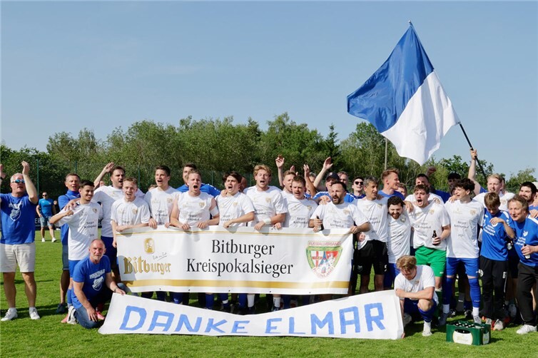 Die Mannschaft feiert den Pokalsieg