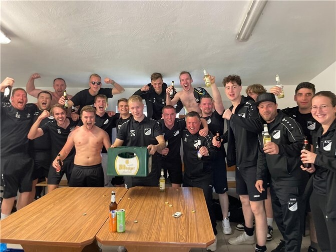 Die Mannschaft feiert den Sieg in der Kabine.  Foto: privat
