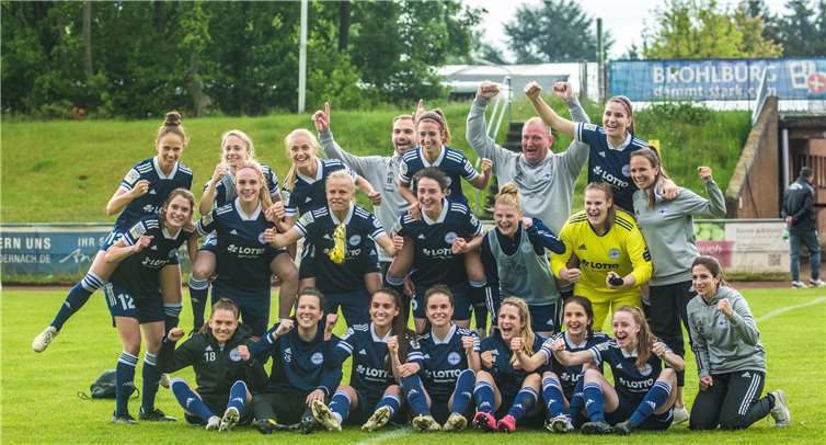 Die Mannschaft feiert sich und die gelungene Saison. Andernach zählt aktuell zu den 15 besten Teams im deutschen Frauenfußball. Fotos: Roland Schäfges - www.myfoto24.eu.
