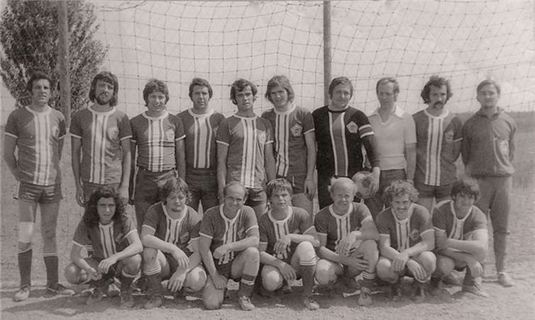 Die Mannschaft fing nach der Gründung in der untersten Kreisklasse an. SES