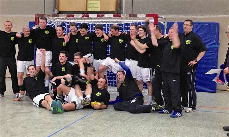 Die Mannschaft freut sich über den tollen Erfolg und den Gewinn der Meisterschaft. privat